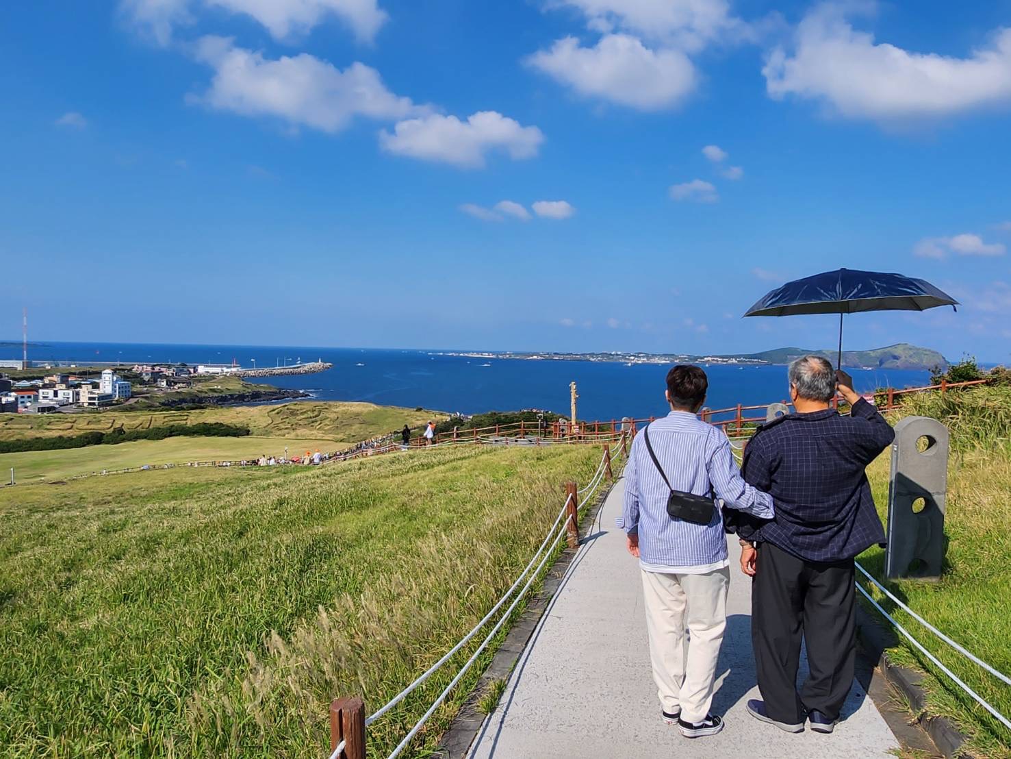 長輩在國外享受悠閒旅遊時光